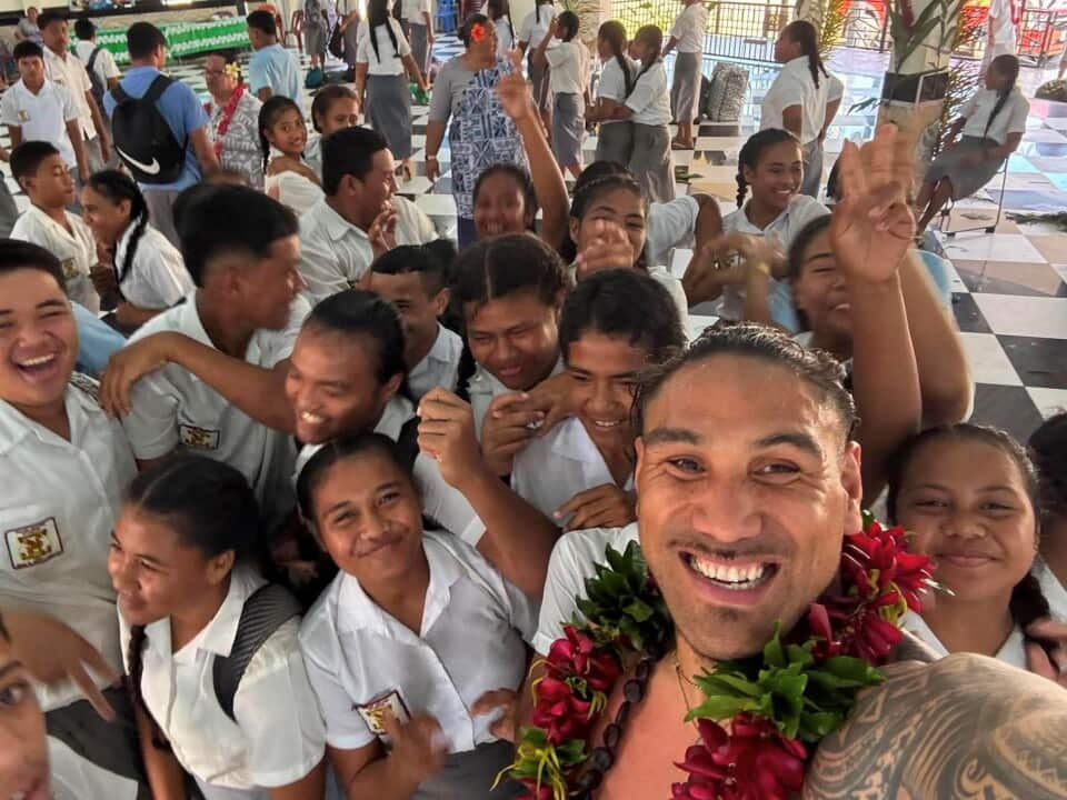 Jesse Sene Lefao ma le fanau aoga.jpg
