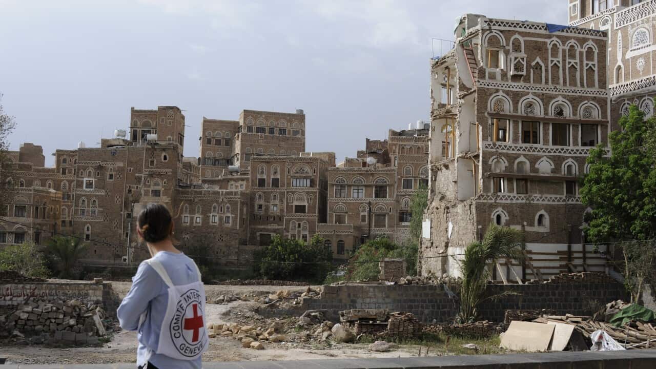 Sanaa, vieille ville. Une employée du CICR observe une partie de la ville partiellement détruite.Sanaa, old city. An ICRC employee looks at a partially destroyed part of the city.