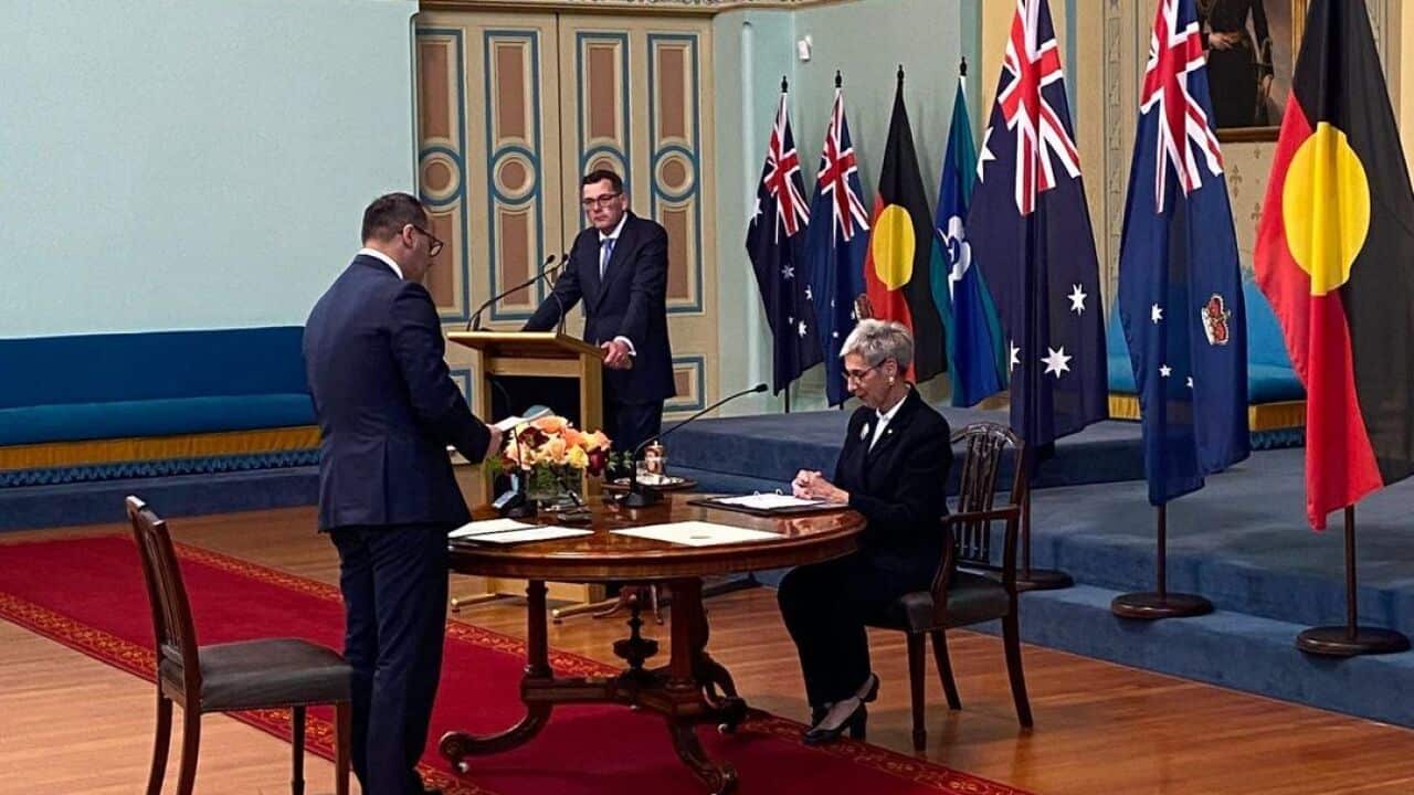 Enver Erdoğan Ceza İnfaz, özellikle gençlerin tutulduğu ıslahevleri ve Mağdur Desteklerinden sorumlu bakan olarak Victoria valisi önünde yemin ederken .jpg