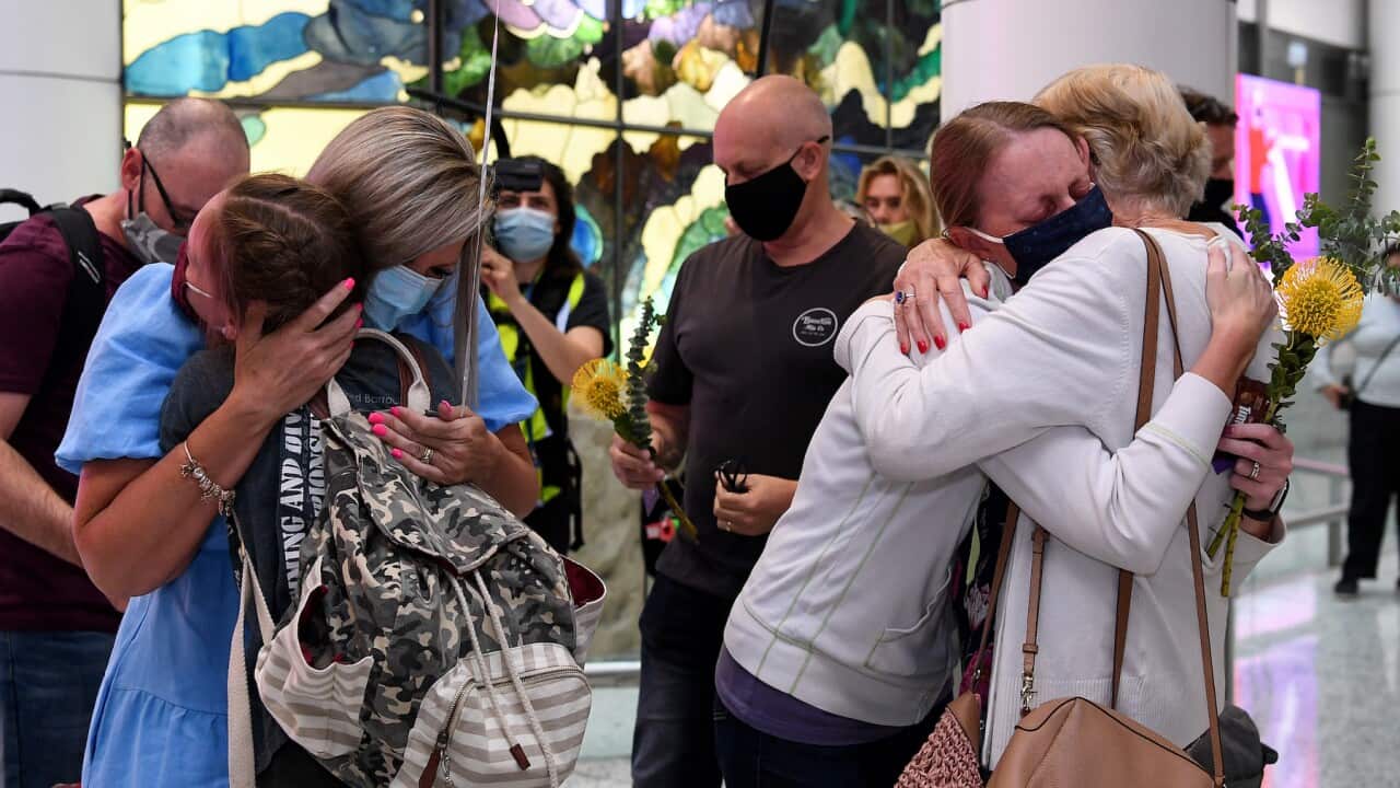 اول نوامبر ۲۰۲۱: سرنشینان نخستین پرواز آزاد پس از بازگشایی مرزهای بینالمللی در حال احوالپرسی با عزیزان شان در میدان هوایی سیدنی.