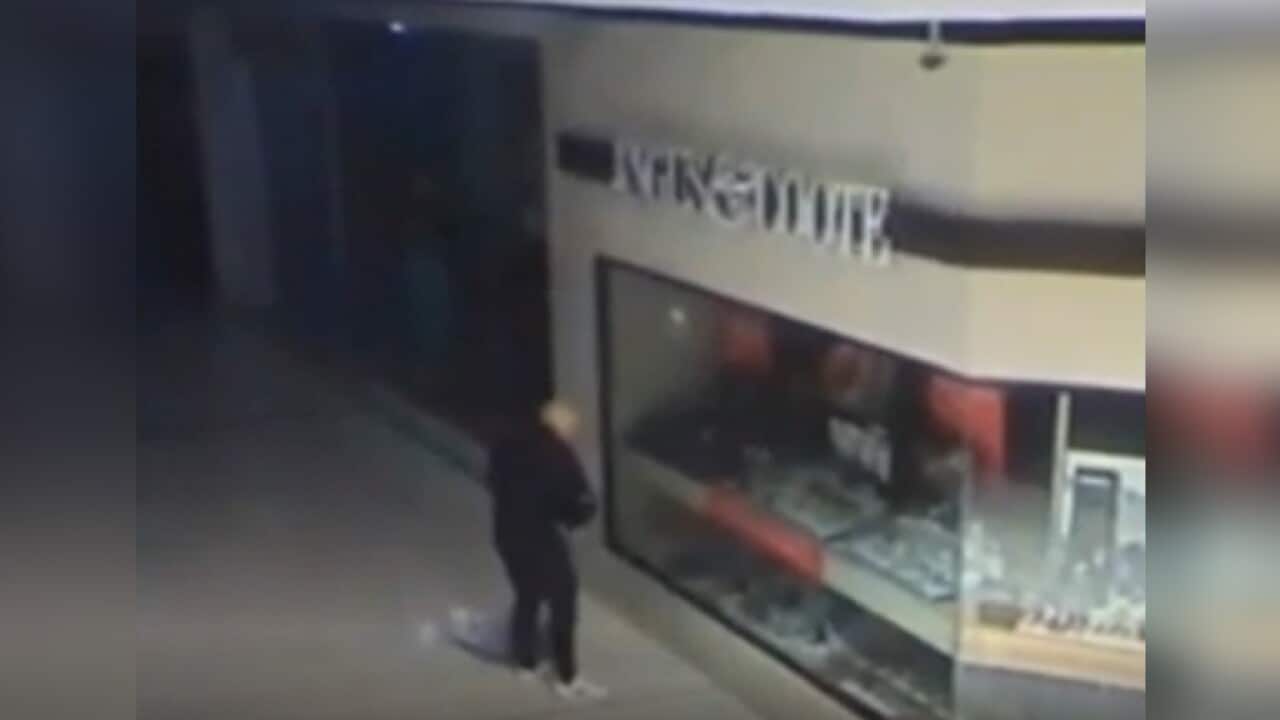 Police looking for jewellery thief wearing Donald Trump mask