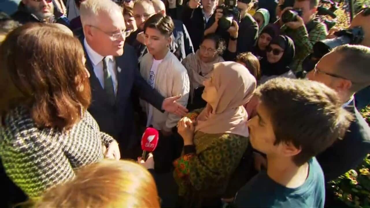 نخستوزیر اسکات موریسن در حال صحبت با هاجره توفیق، مادر افغانی که از او خواست کمک کند خانوادهاش را از افغانستان بیرون بکشد.