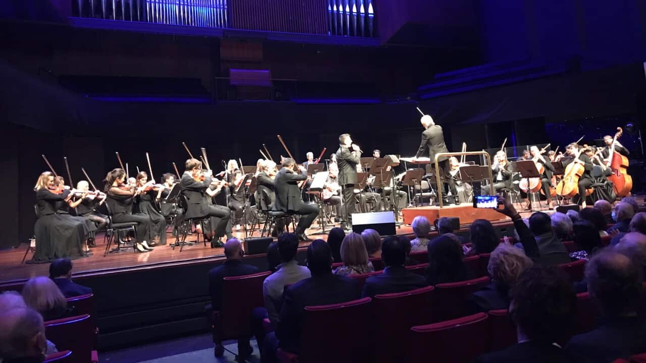 Ο Δημήτρης Μπάσης στην εμφάνισή του στην Πέρθη υπό την διεύθυνση του George Ellis