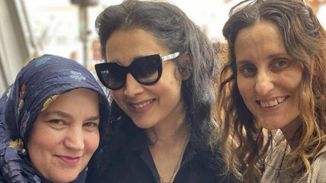 Volunteer Shazia Mia (centre)