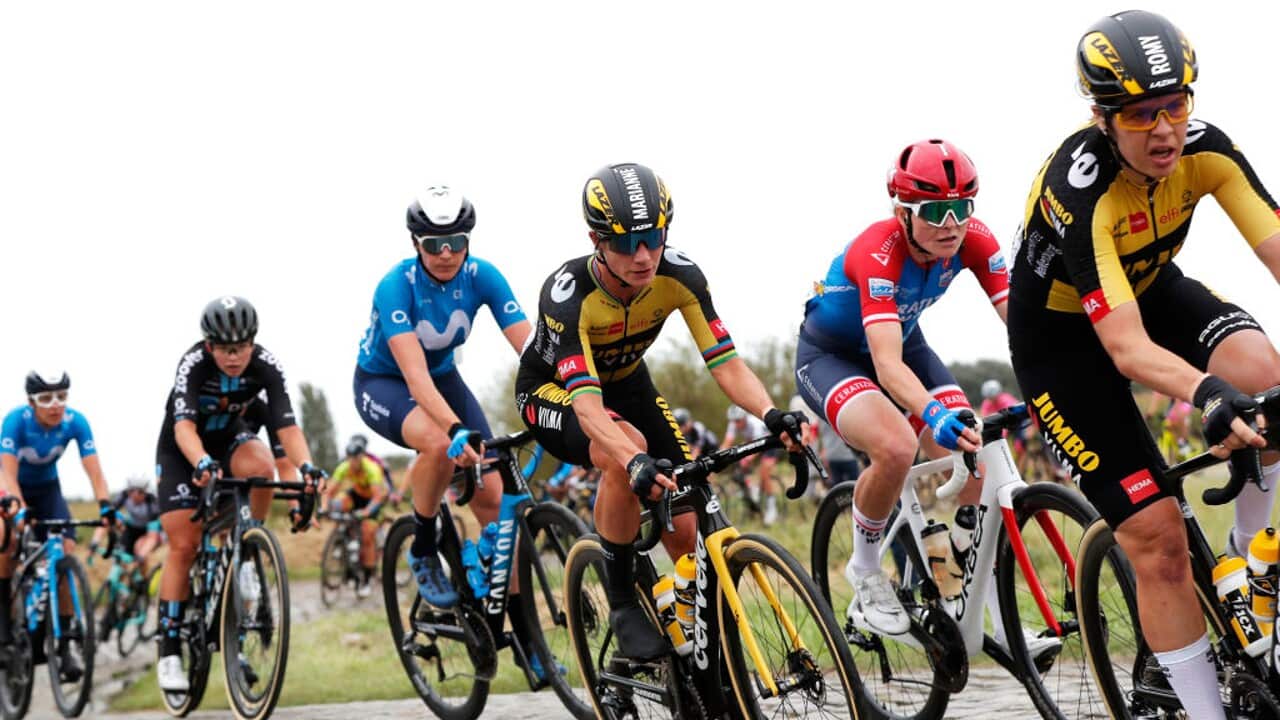 Marianne Vos rides alongside several of her rivals