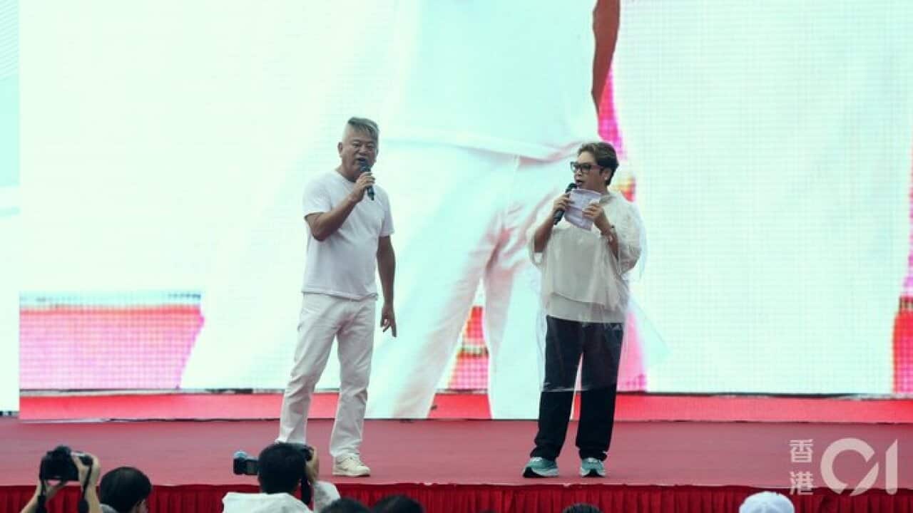 Kicking off the rally in the rain, actor Nat Chan Pak-cheung and singer Maria Cordero led the crowd in chanting the slogan “Safeguard the rule of law. Oppose violence”.