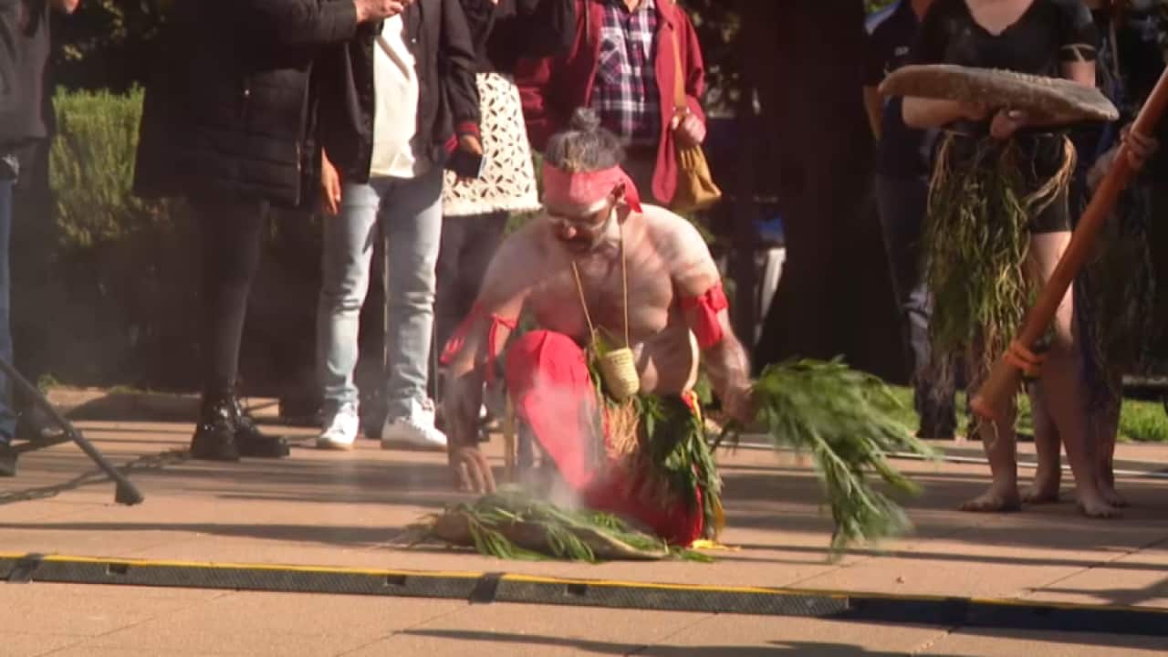 Smoking ceremony to honour First Nations Veterans at Hyde Park, Sydney (SBS).png