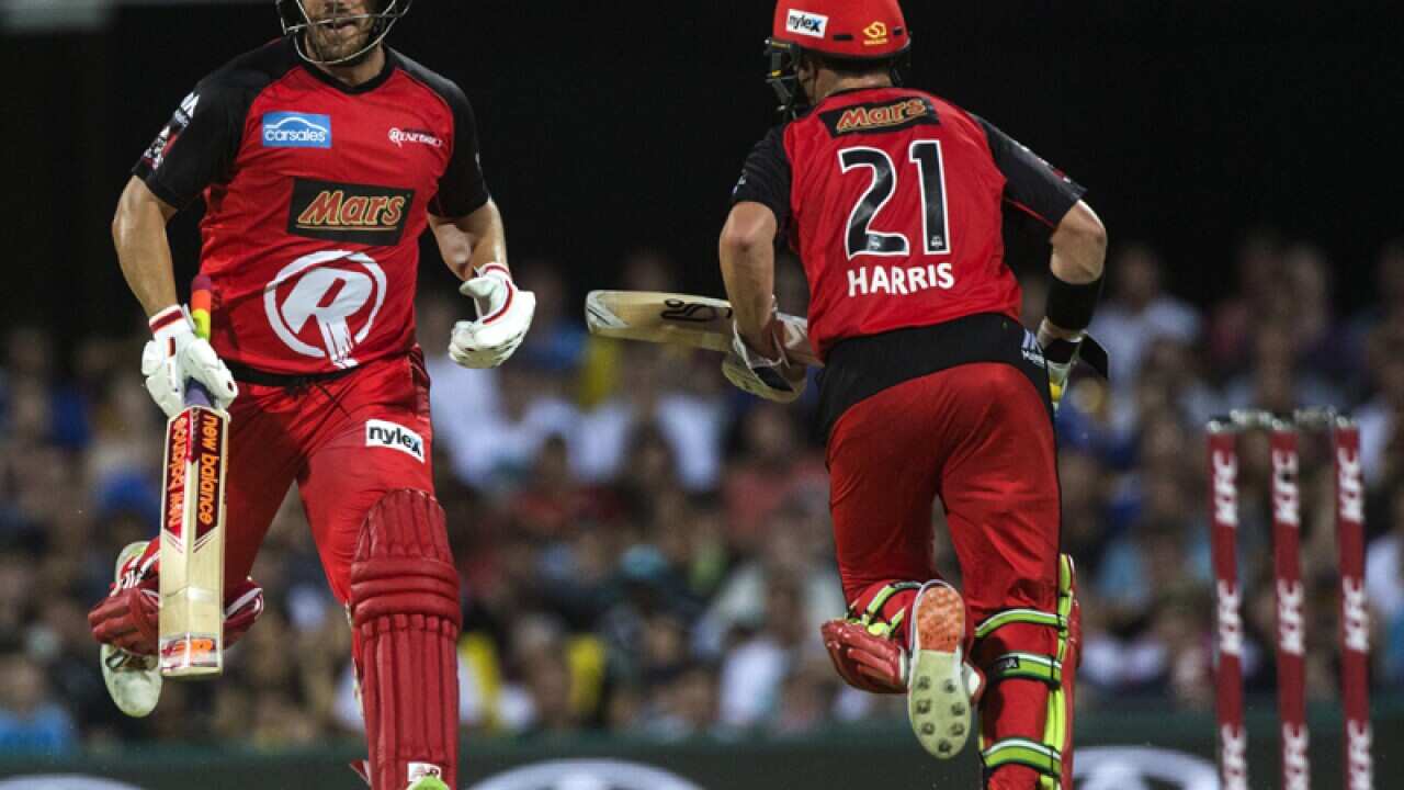 Aaron Finch and Marcus Smith run between wickets