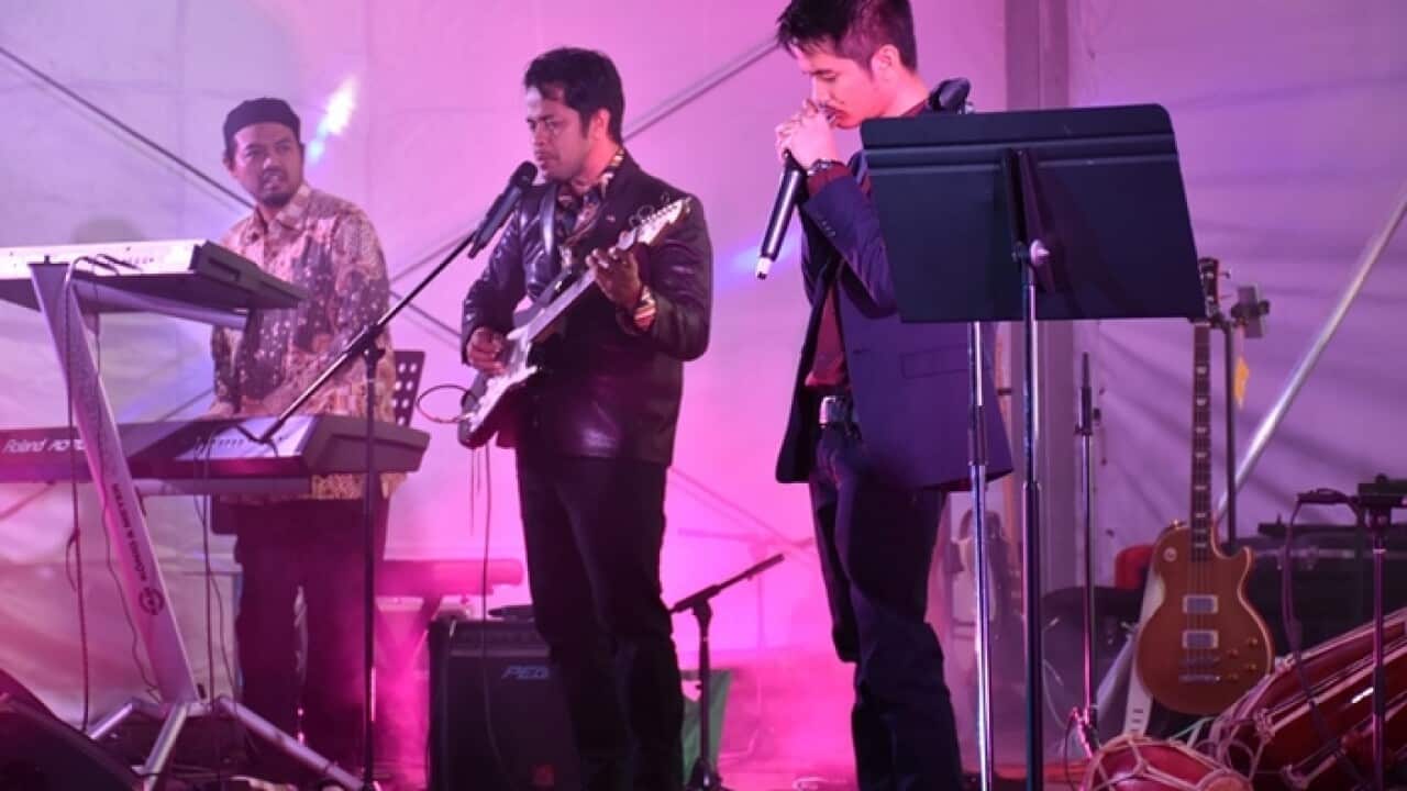 ade ishs (left), Balawan and Rehan performing at Indonesia Raya Festival at Queenn Bridge Walkway in Melbourne, 17 Aug 2019.