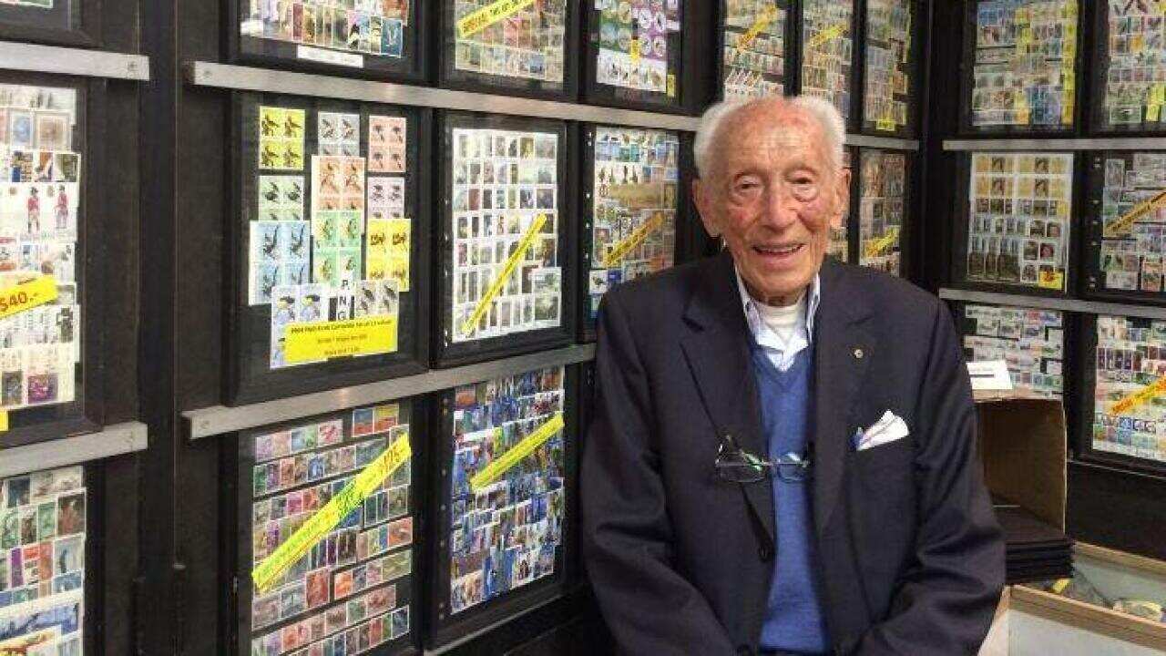 Max Stern in seiner innig geliebten Arbeitsumgebung