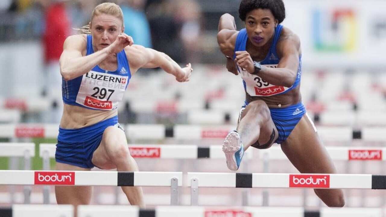 Australian athlete Sally Pearson (L)