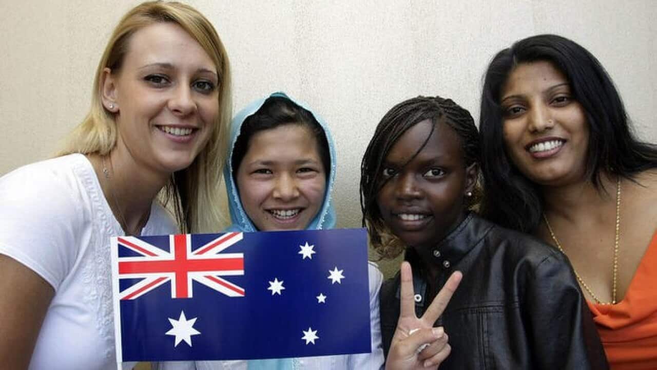 مونیکا یونزیک از پولند، خالده قلعهنور از افغانستان، نیاگوا استیفن از سودان و رادیکا دیوی از فیجی در یک مراسم روز آسترالیا در شهرداری دندینانگ، ٢٦ جنوری ٢٠٠٨.