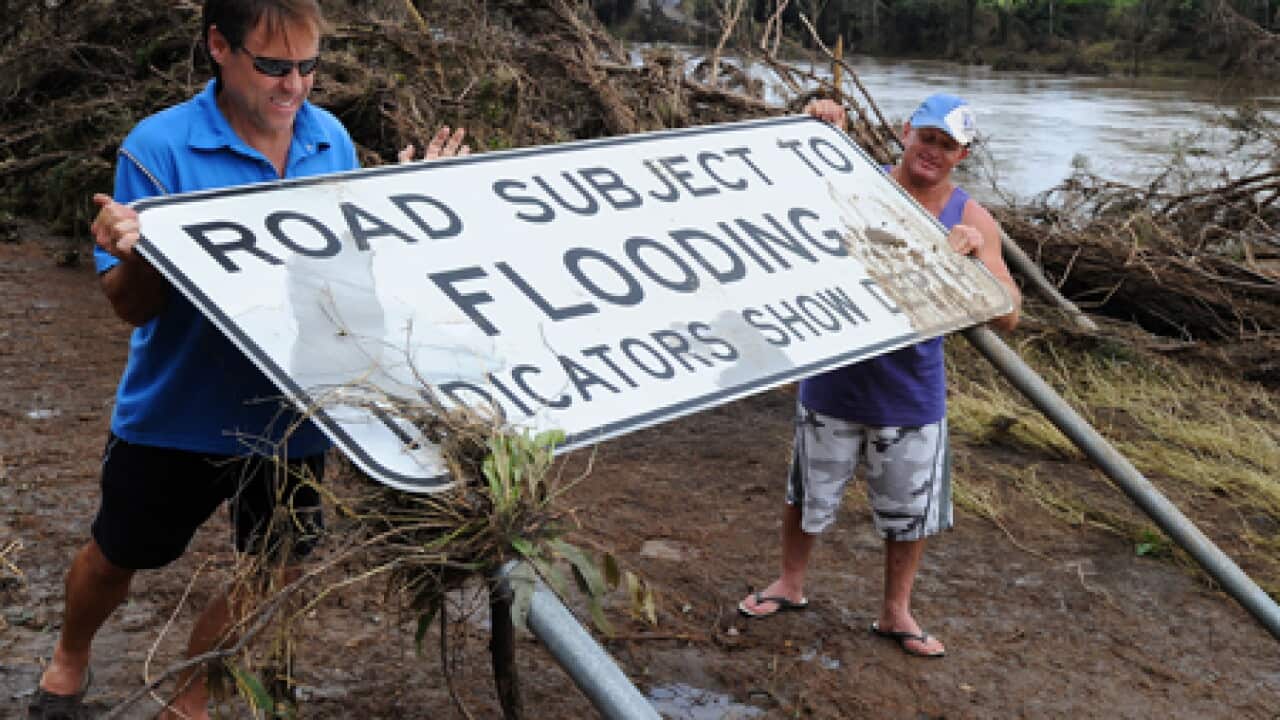 flood_sign_gin_gin_110105_B_getty_517883222