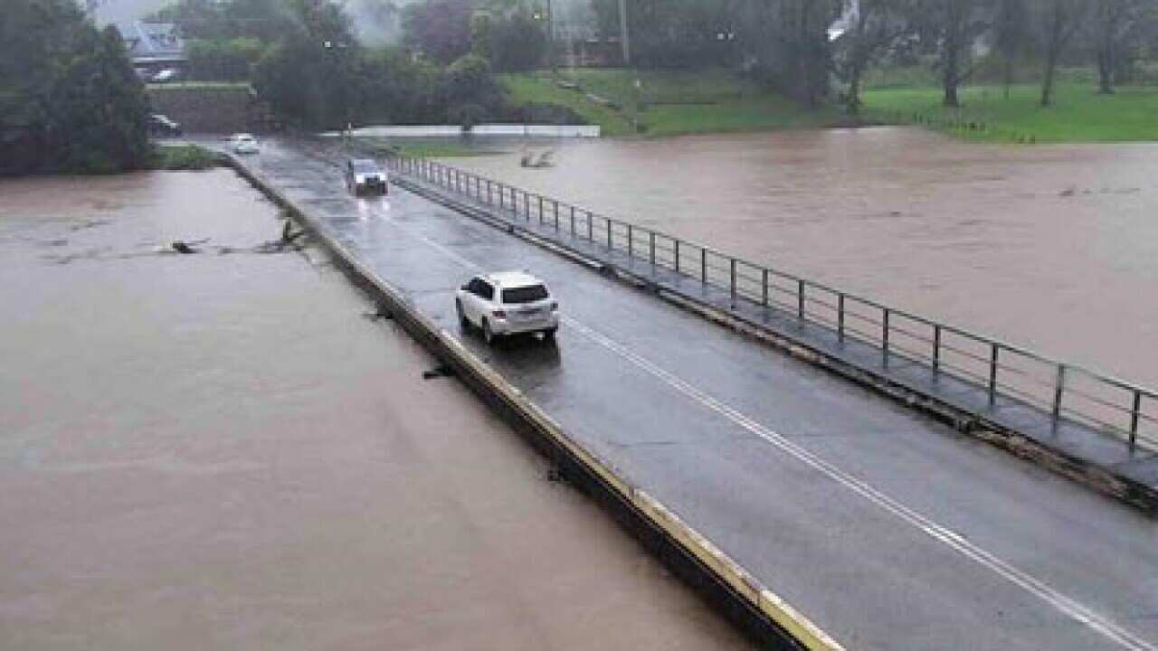 De brug bij Bellingen is inmiddels helemaal overstroomd