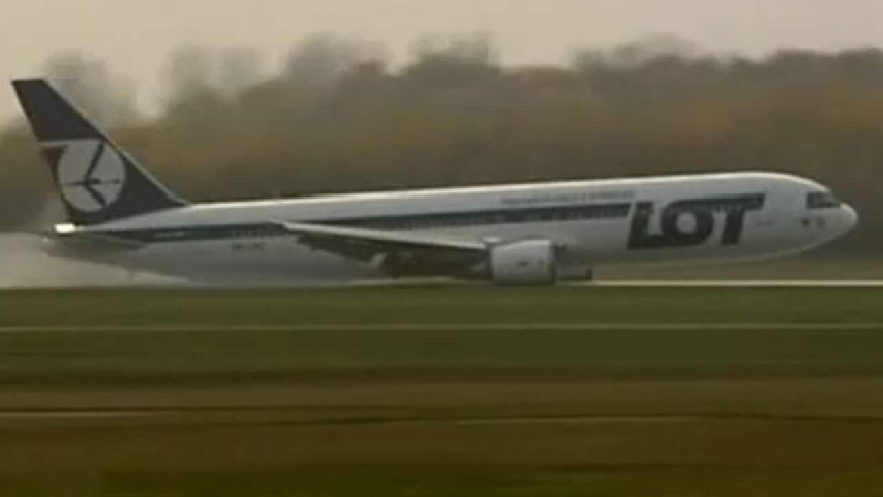 jet_landing_b_111102_1904927447