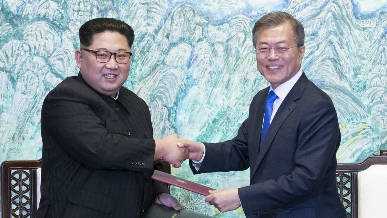South Korean President Moon Jae In (R) and North Korean leader Kim Jong-un shake hands after signing a joint declaration at the House of Peace in Panmunjeom