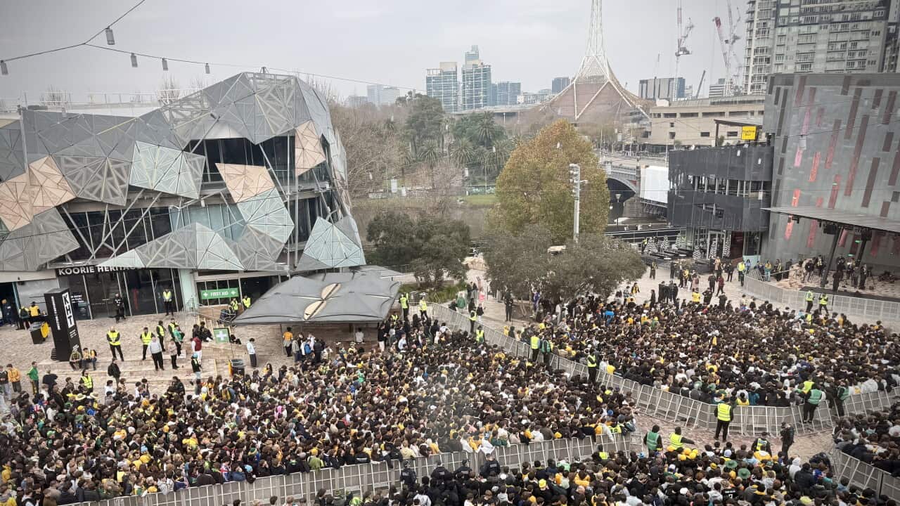 Federation Square a Melbourne in attesa del fischio d'inizio della partita tra Australia e Paraguay.