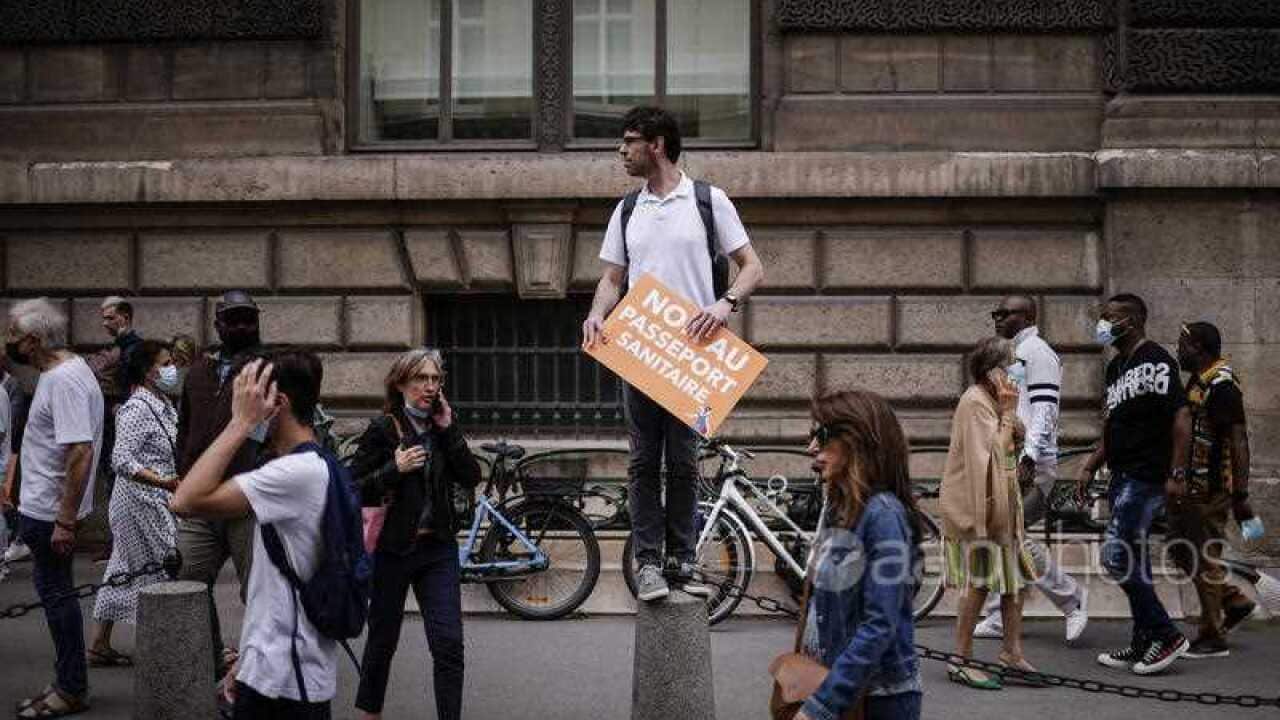 Fransa’da bir protestocu ‘sağlık pasaportuna hayır‘ pankartıyla (17 Temmuz 2021)