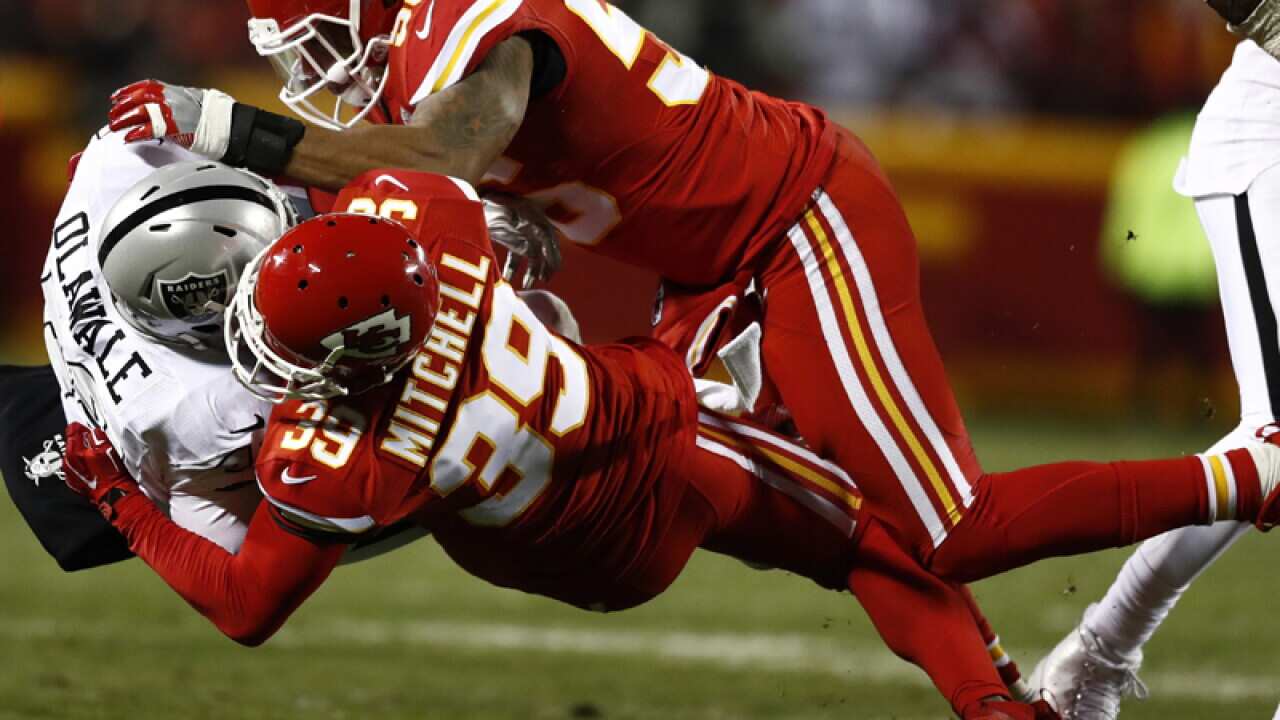 Oakland Raiders Jalen Richard (C)Kansas City Chiefs Terrance Mitchell