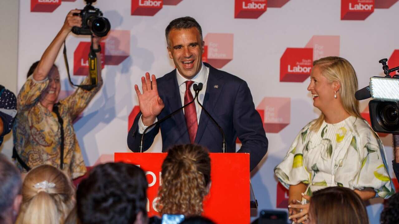 Peter Malinauskas na mkewe Annabel washerehekea ushindi wa chama cha Labor cha Kusini Australia 2022.