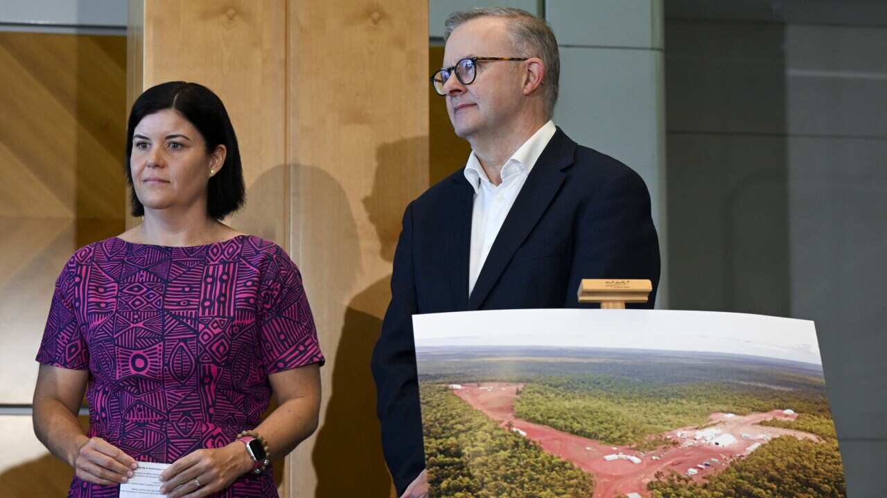 Il PM Anthony Albanese e la ministro capo del NT Natasha Fyles
