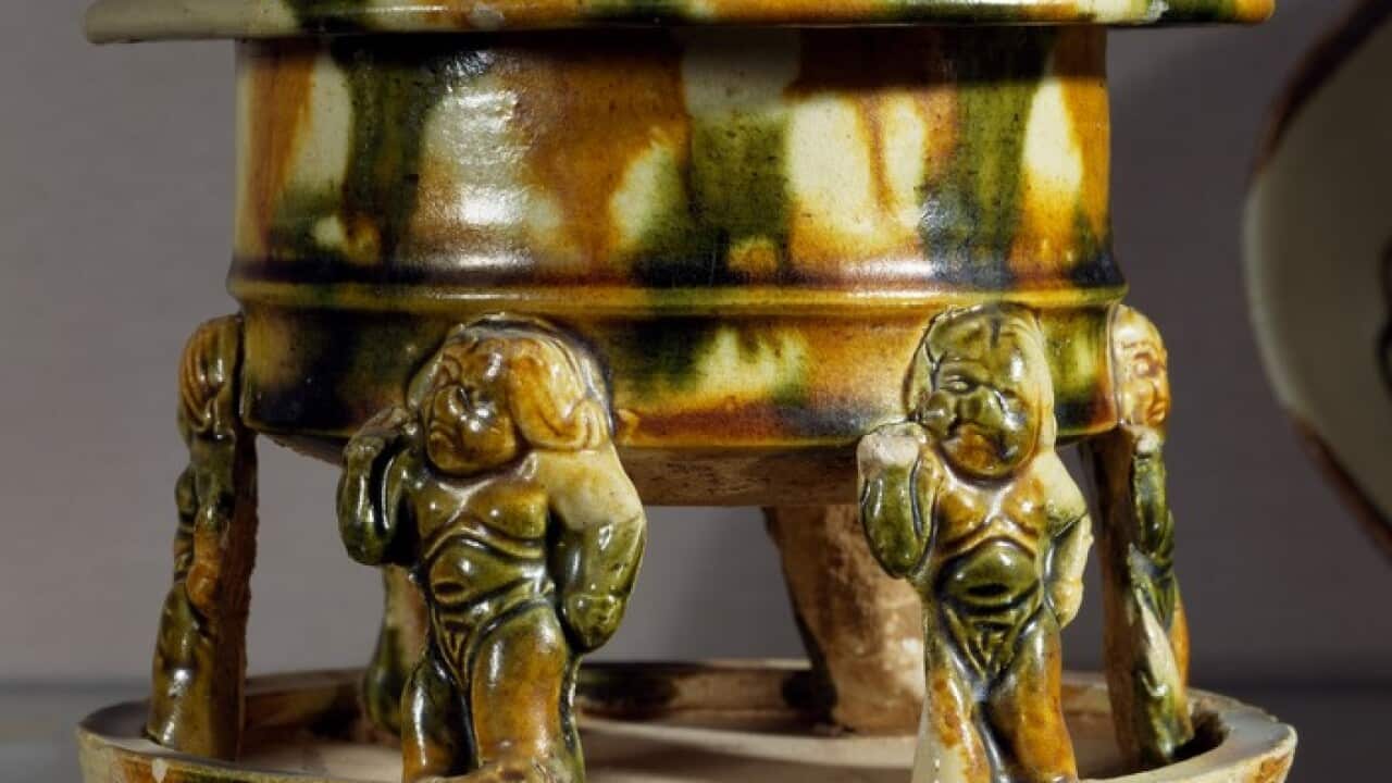 Incense burner consisting of a cup on six atlases