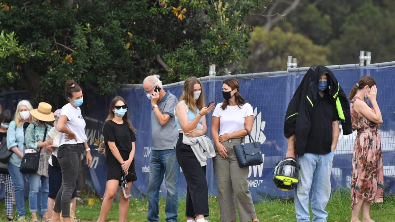 雪梨北部海灘地區居民在Mona Vale醫院門外等候排隊接受新冠病毒測試。