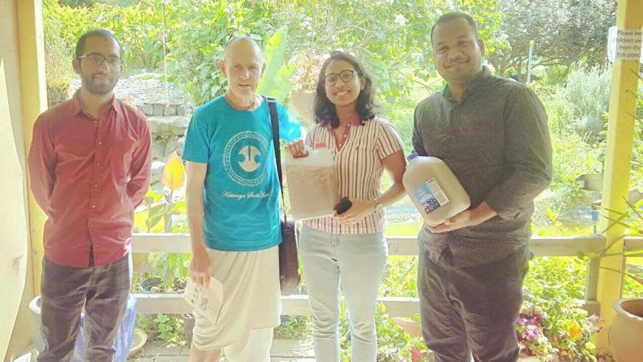 इस्कॉन मंदिर से फूल इकठ्ठा करती कृतिका।