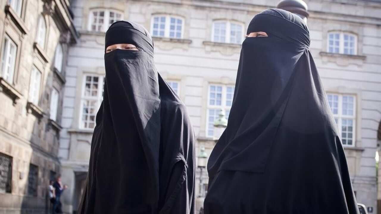 نساء يرتدين البرقع امام البرلمان الهولندي