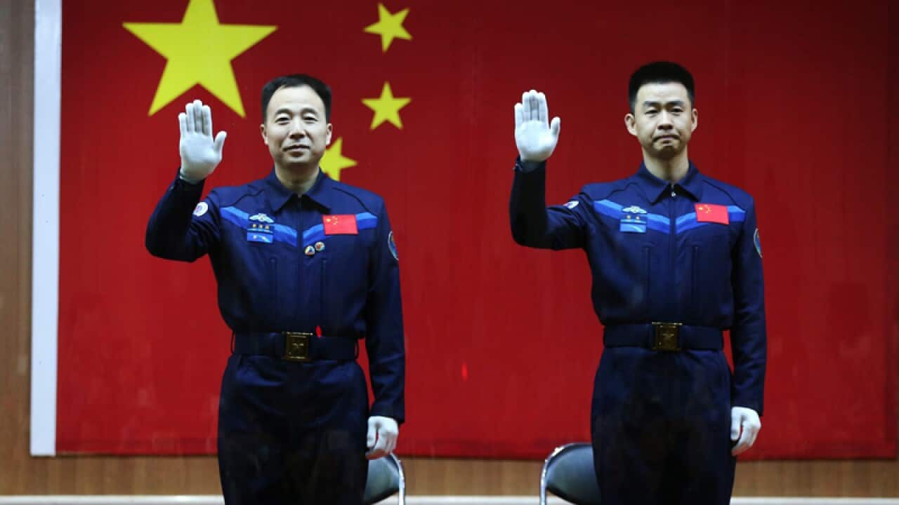 Chinese astronauts Jin Haipeng (L) and Chen Dong (R)
