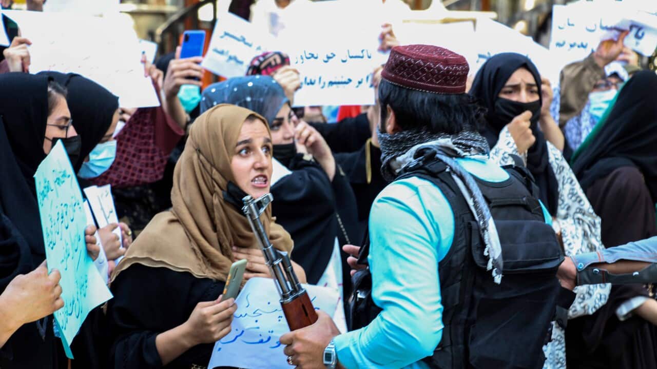 epaselect epa09452998 Afghans hold placards shouting anti-Pakistan slogans during a protest in Kabul, Afghanistan, 07 September 2021.The demonstrations began after Ahmad Massoud, leading the National Resistance Front of Afghanistan (NRFA), 07 September, c
