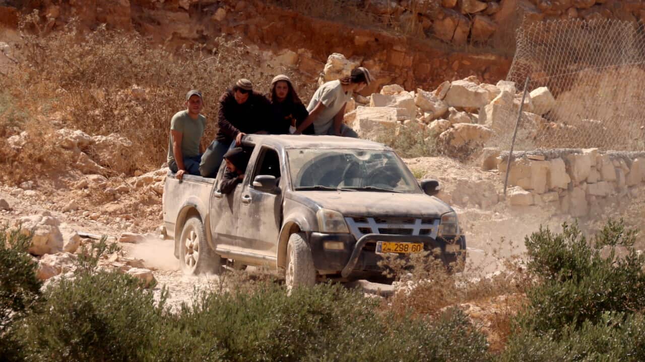 Israeli settlers continue siege of Palestinian home in Qusra