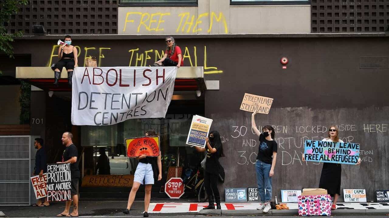 اعتراض فعالان حقوق پناهندگان در ورودی پارک هوتل ملبورن