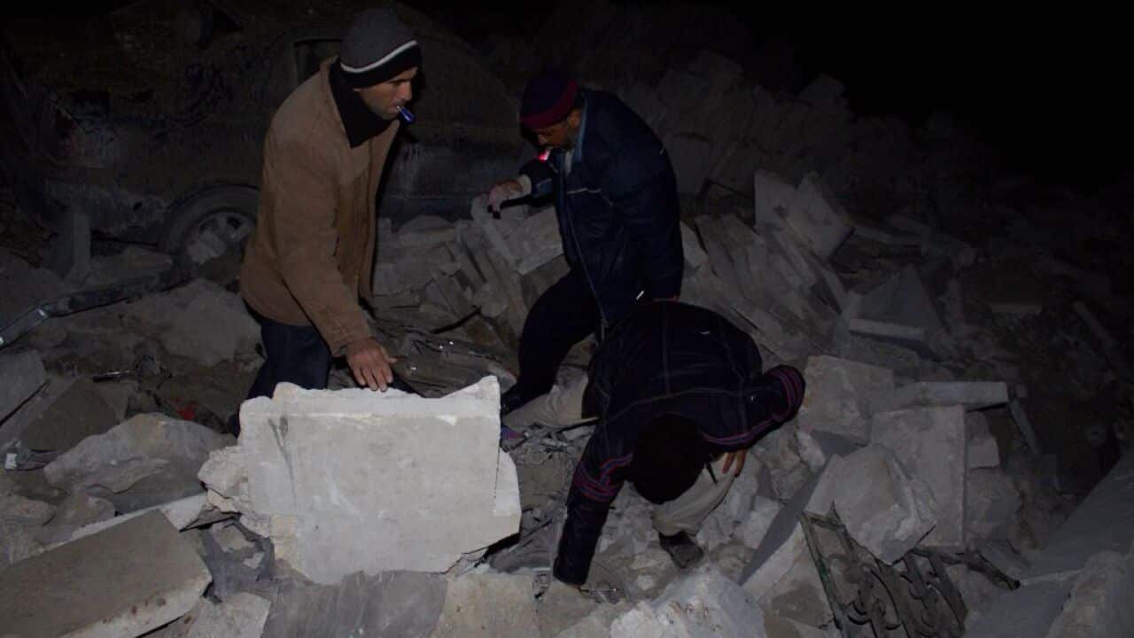Men sort through rubble of Syrian mosque