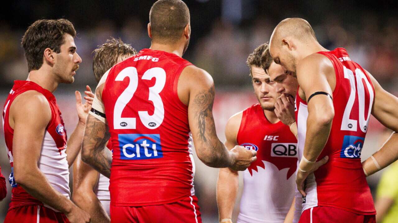 Lance Franklin talks to his Swans teammates