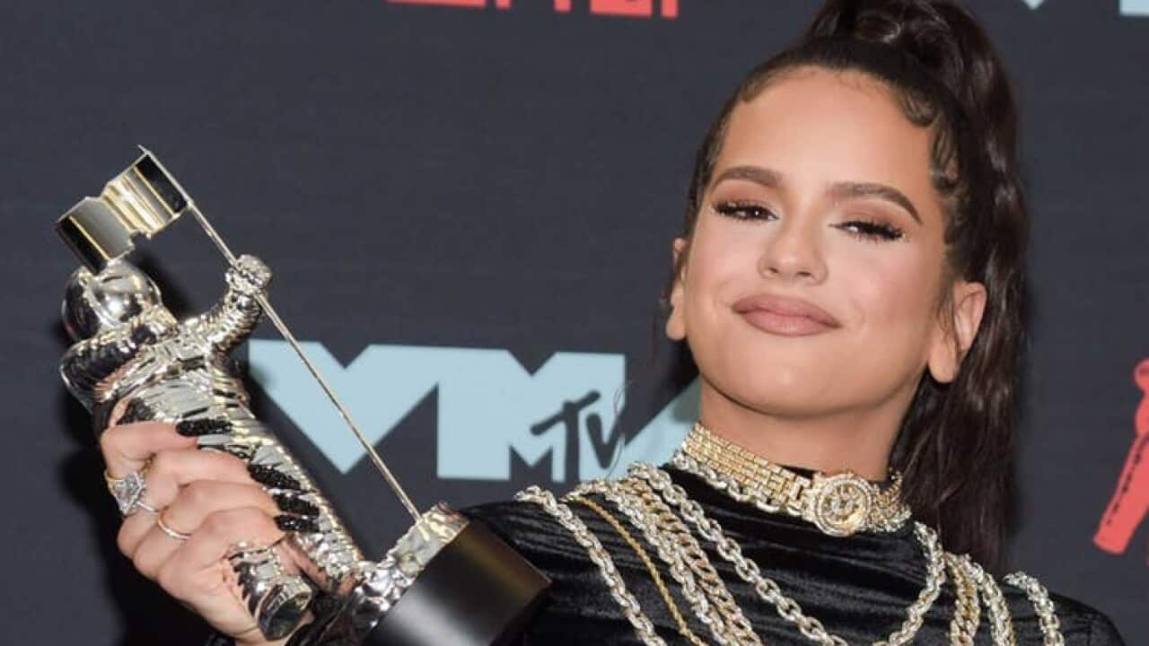 Rosalía, con uno de sus premios VMTV.