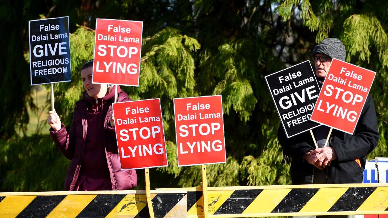Protesters wait for the the Dalai Lama, near his hotel at Leura, in the Blue Mountains, west of Sydney, June 8, 2015. (AAP Image/Dan Himbrechts)