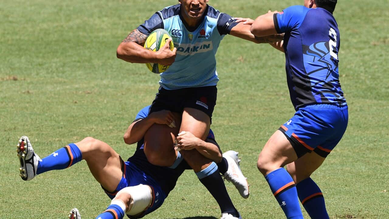 Warratahs player Israel Folau (centre) runs the ball