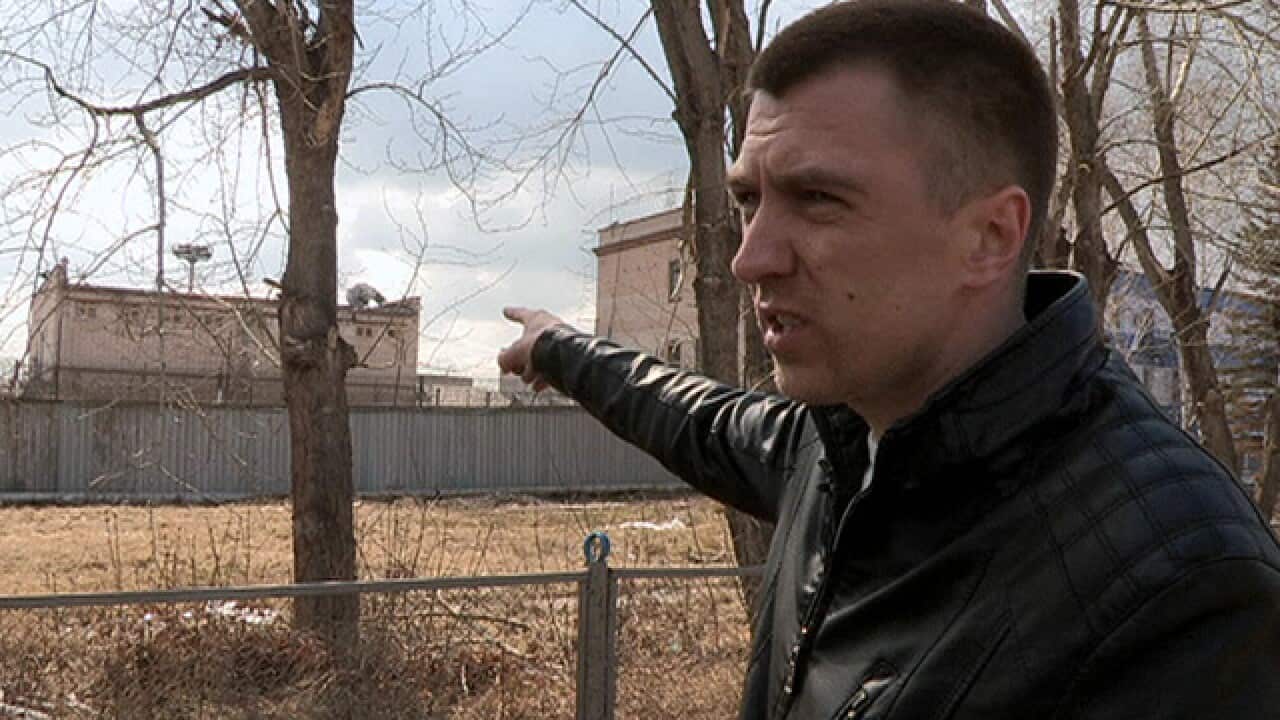 Former prisoner Daniil Abakumov describes conditions inside the jail. (SBS)