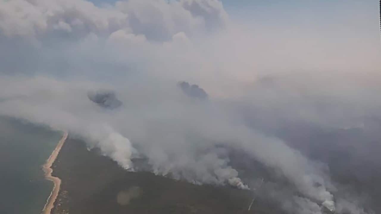 A bushfire in central Queensland threatening homes in Deepwater and Baffle Creek.