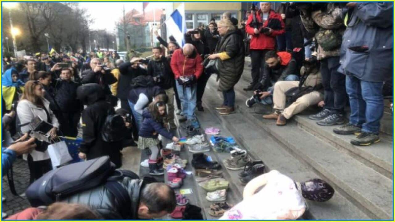 Протестиращи пред Руския културно-информационен център в София. Там бяха поставени стари обувки в памет на жертвите на руската инвазия.