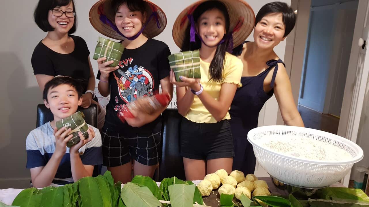 Gia đình cùng gói bánh chưng chưng trong dịp Tết để gìn giữ văn hóa Việt