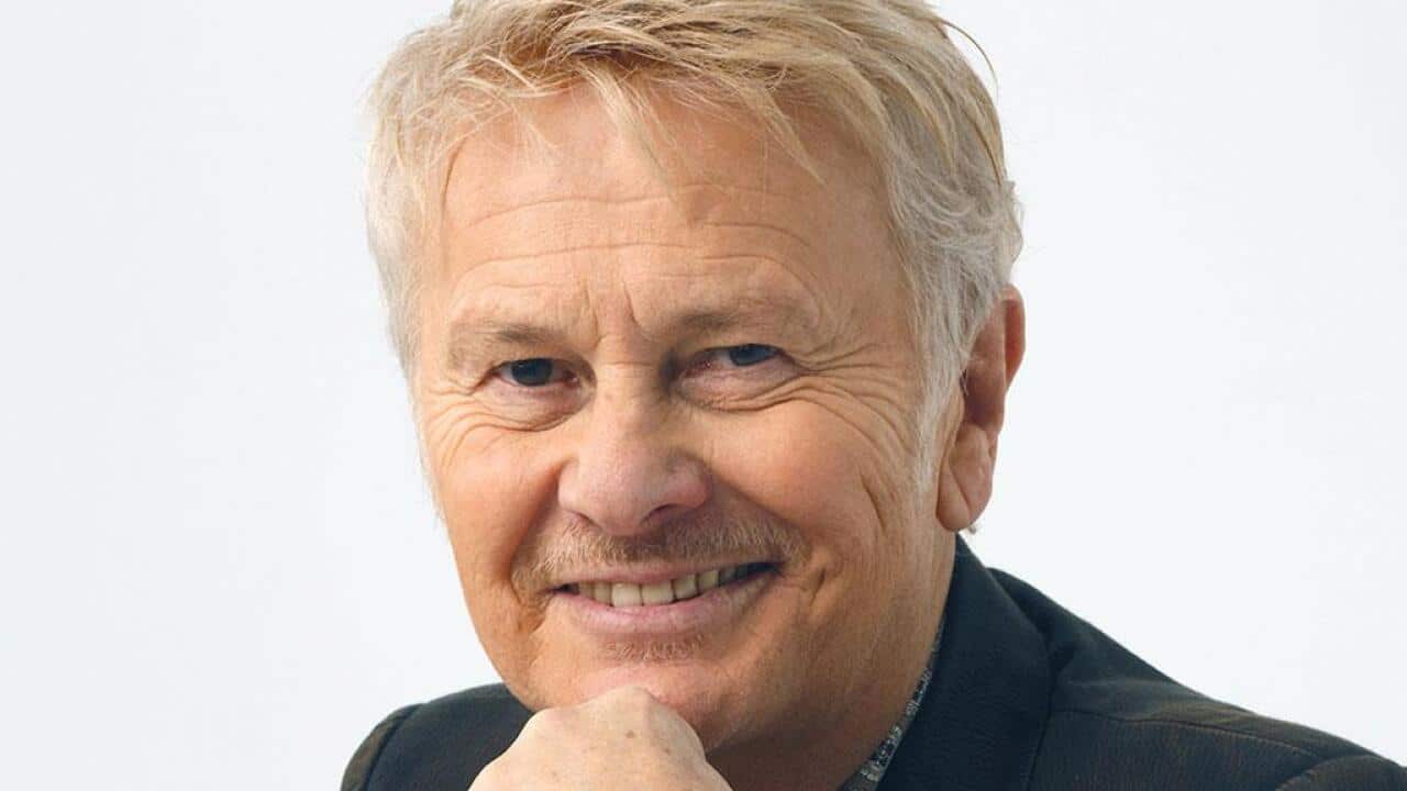 Ron, pseudonimo di Rosalino Cellamare, è nato a Dorno, in provincia di Pavia, il 13 agosto 1953.