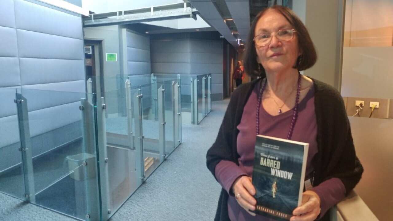 Autorin Katharina Fares mit ihrem Buch "View from a barred window".