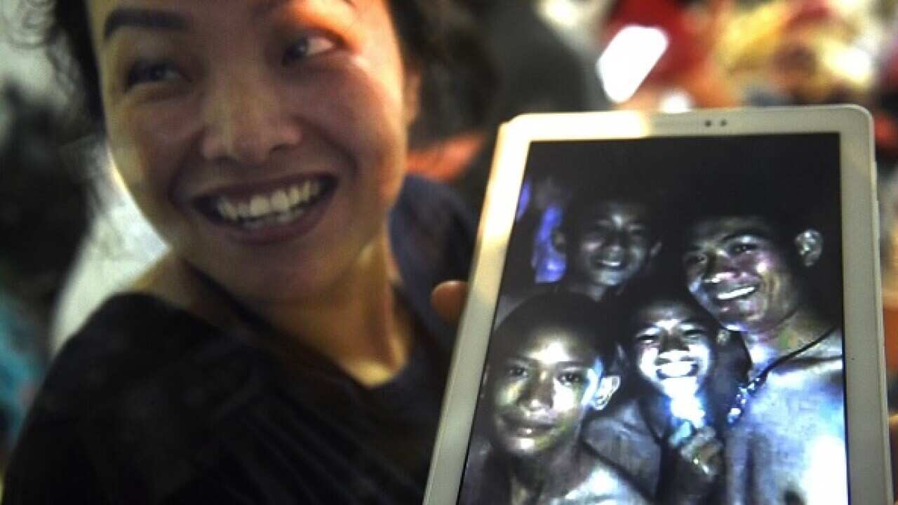 Se ata o tamaiti mai totonu o le ana.