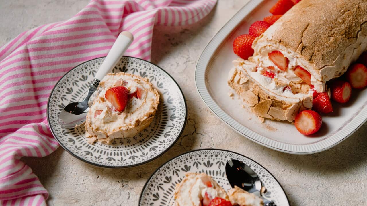Pavlova roulade