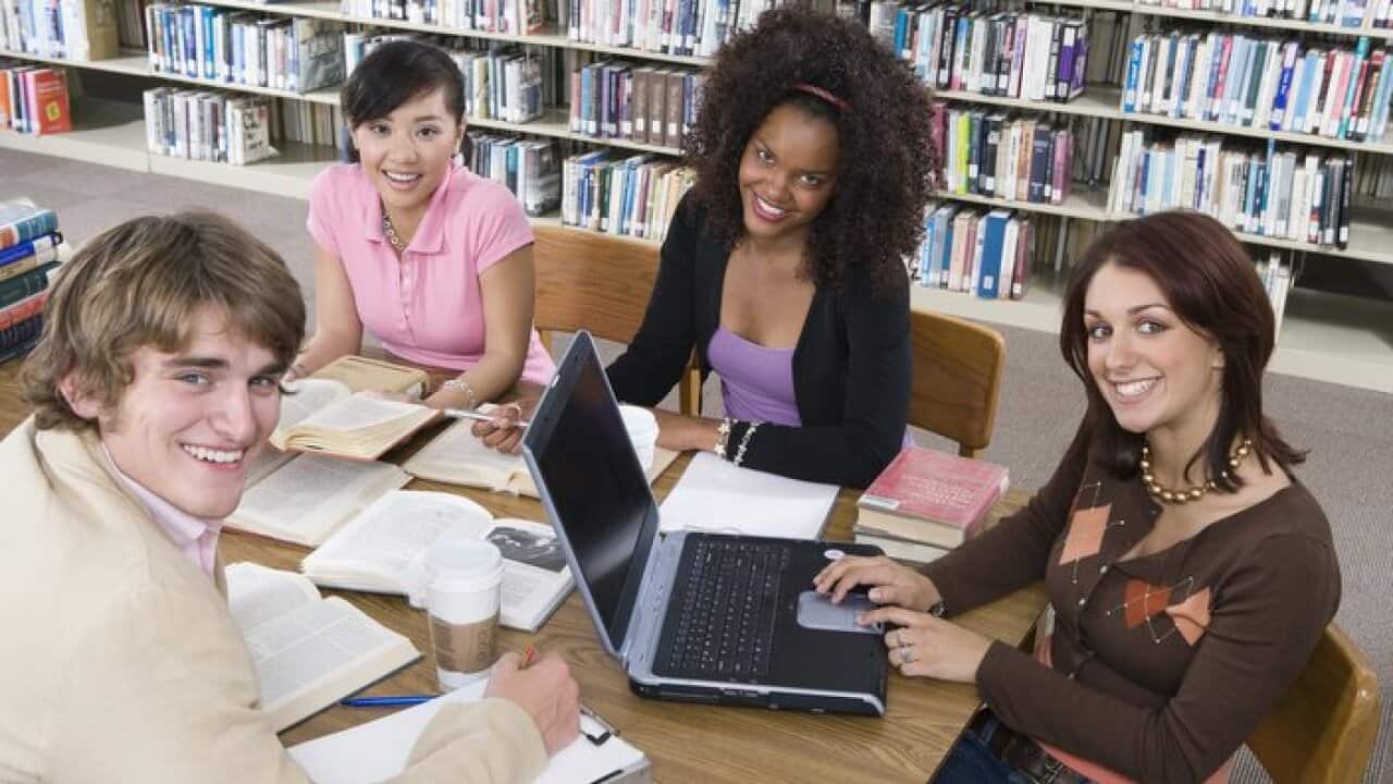 Wanafunzi wanne wasoma ndani ya maktaba ya chuo chao