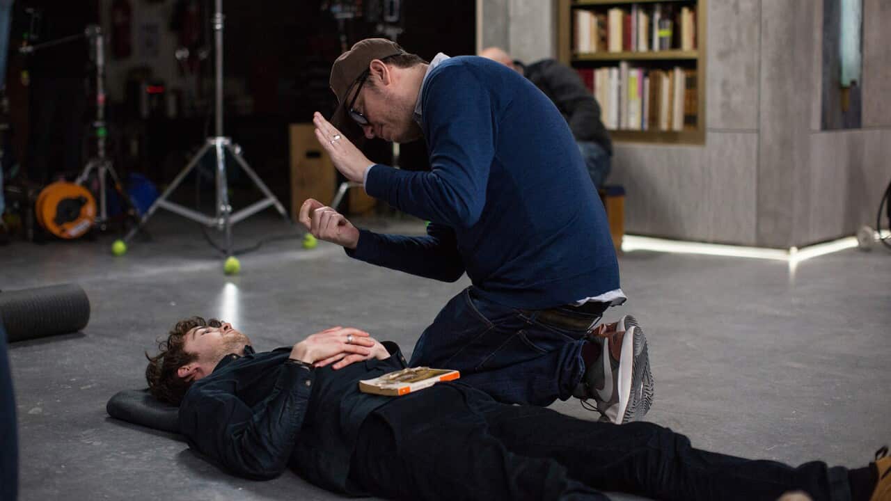 Régis Roinsard dirige Alex Lawther sur le tournage des "Traducteurs"