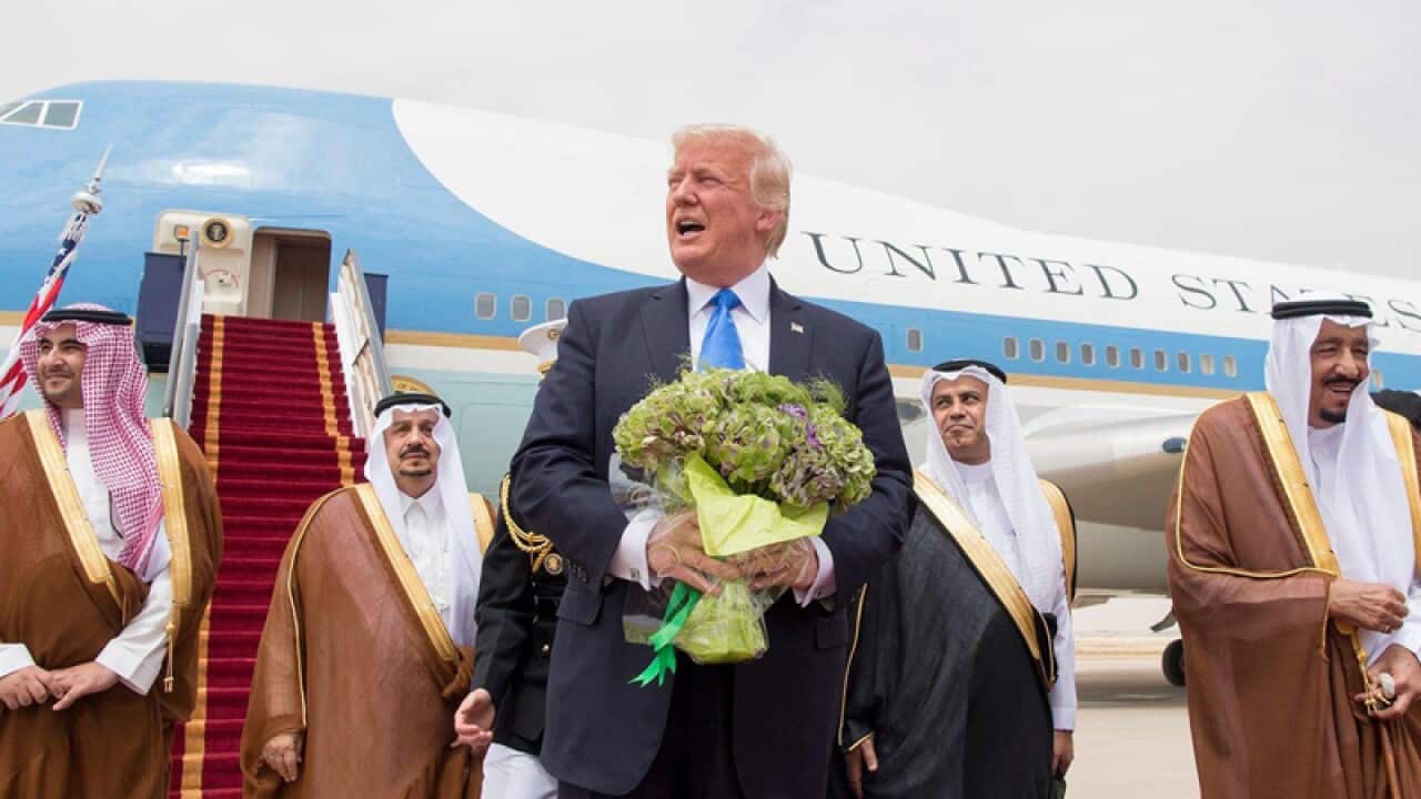 Donald Trump (C) being welcomed King Salman bin Abdulaziz Al Saud