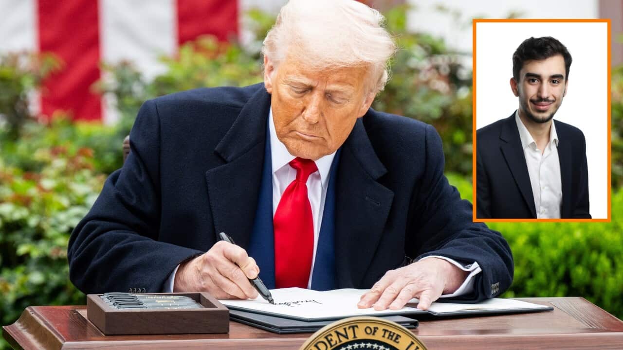 Başkan Trump gümrük vergileri kararnamesini imzalarken. (AAP).jpg